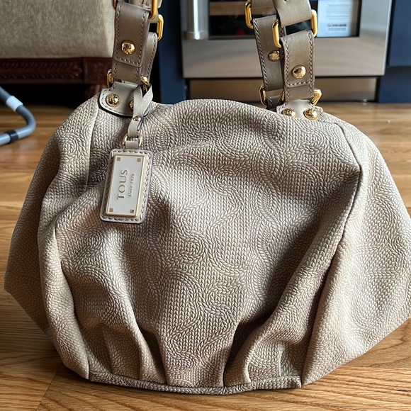 Tous brand new medium tote. Amazing color. Include the wallet. - Picture 1 of 11